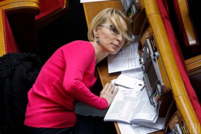 Богуцкая греет место Разумкова: нардепы из СН обложили трибуну и президиум Рады