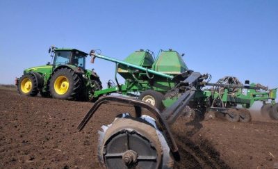 Земля, трактор