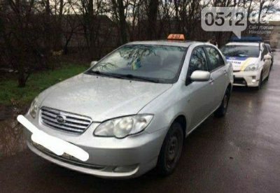 В Николаеве пьяный таксист гонялся за "бородатыми и маленькими гномиками"