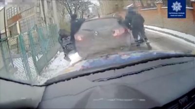 Во Львове водитель протащил полицейского, зажав его руку в окне