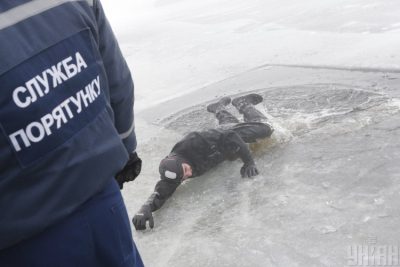 Во Львовской области под лед провалились рыбаки, погиб человек - Новости Львова Во Львовской области под лед провалились рыбаки, погиб человек - Новости Львова