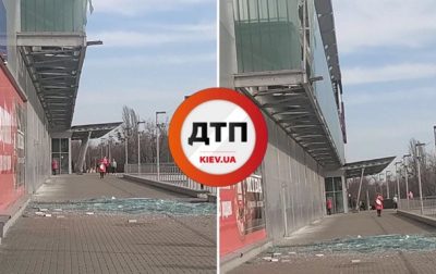 В Киеве внезапно рухнула часть фасада ТРЦ