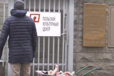 Вот вам хрены: в Москве прикатили к польскому посольству полную тачку фаллоимитаторов