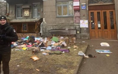 В центре Киева вещи вылетали из окна / Фото: Facebook/Екатерина Зиновиева