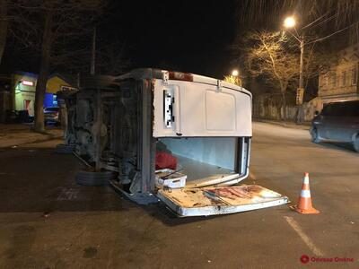 Бус перевернулся, труп на дороге: в Одессе произошло два жутких ДТП - фото