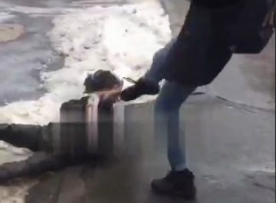 У Харкові жорстоко побили підлітка / Скріншот У Харкові жорстоко побили підлітка / Скріншот