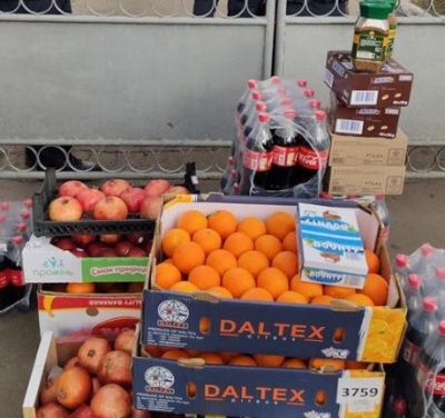 "Приклад титульної нації": переселенці з Донбасу привезли продукти в Нові Санжари - фото