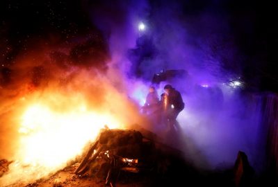 Самі мати: в Мережі виклали відео з жінками, котрі жбурляли камені в автобуси