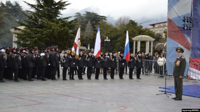 У Ялті влаштували військовий парад з дітьми до 23 лютого: абсурдні фото У Ялті влаштували військовий парад з дітьми до 23 лютого: абсурдні фото