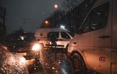 Повний безлад: у Дніпрі відкрили стрілянину, серйозно поранені три особи Повний безлад: у Дніпрі відкрили стрілянину, серйозно поранені три особи