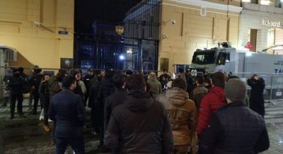 Акція протесту під стінами посольства Росії в Стамбулі 