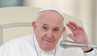 Папа Римський вітає натовп