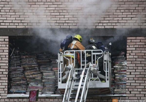 Люди кричат о помощи: в Санкт-Петербурге - масштабный пожар в бизнес-центре