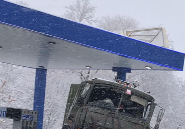 "Водитель - дебил": в Харькове МАЗ врезался в заправку, опубликованы фото