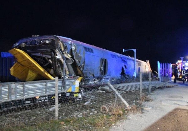 Разбросаны куски: в Италии произошел жуткий инцидент с пассажирским поездом