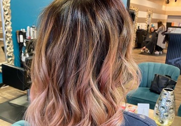 Клубничный блонд - самое головокружительное окрашивание волос 2020 фото