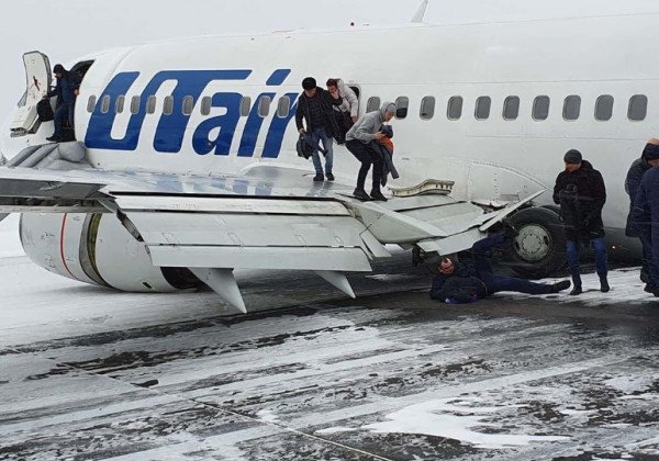 Оторвало шасси: в РФ произошло жуткое ЧП с пассажирским самолетом