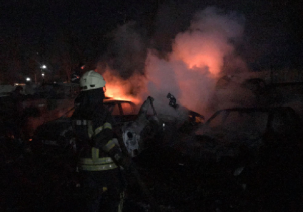 В Одессе сгорели 20 авто: подробности ужасного пожара и фото с места происшествия