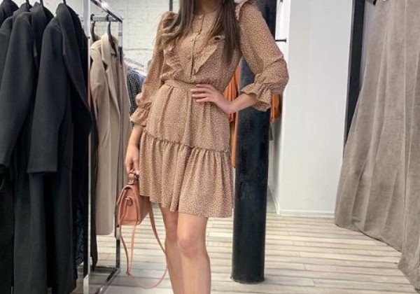 Мода 2020 весна - в моду повернулися жіночні сукні з рюшами: фото