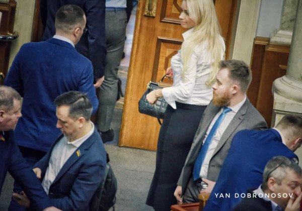 Слуга народу вигуляла в Раді сумку Dolce&Gabbana ціною в зарплату