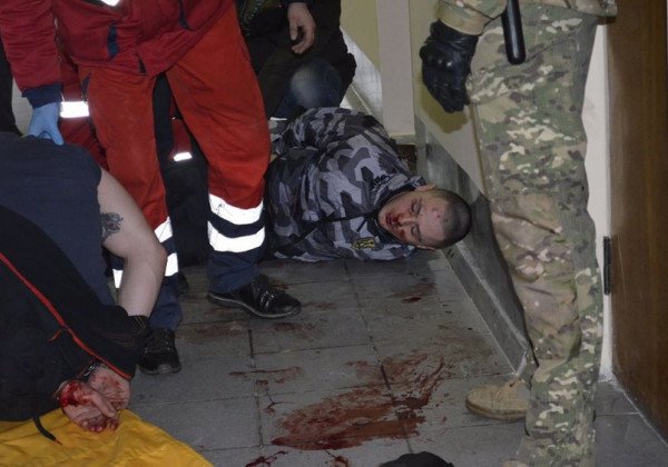 Заворушення в Жмеринці: радикали з камінням і димовими шашками розгромили міськраду