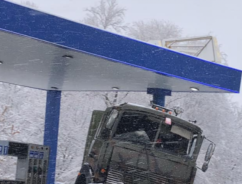 "Водитель - дебил": в Харькове МАЗ врезался в заправку, опубликованы фото