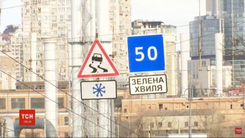 Не останавливаемся на светофорах: в Киеве появились новые дорожные знаки