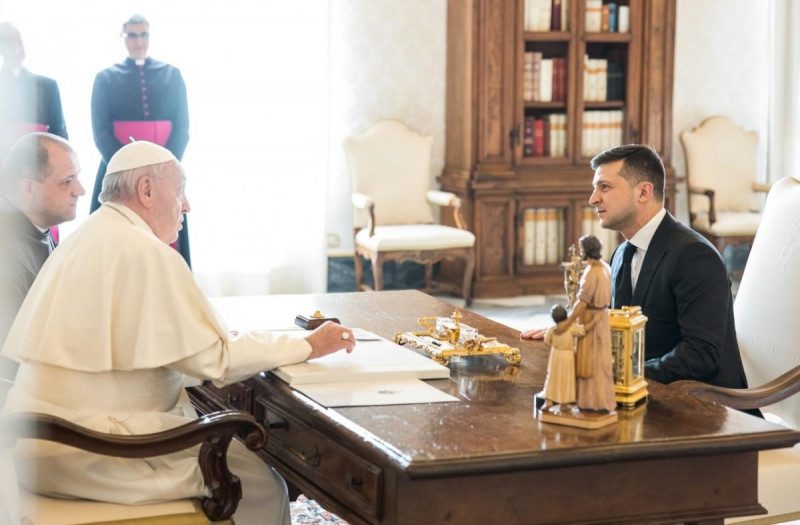 Зеленский встретился с Папой Римским и попросил помочь с освобождением пленных украинцев