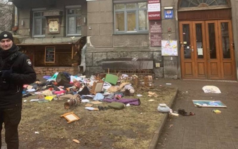 В Киеве полиция задержала девушку, вышвырнувшую из окна вещи бойфренда