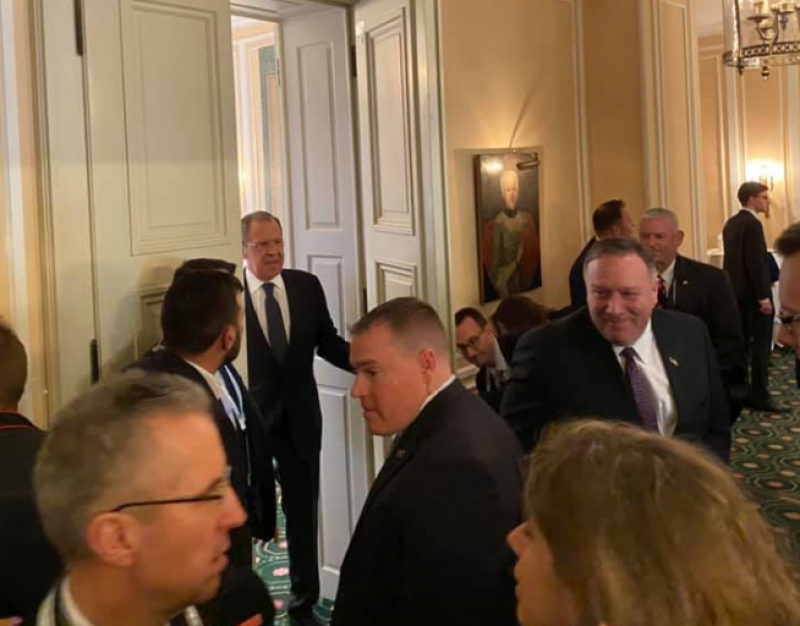 "Американський пук приводить у трепет": фото позапланової зустрічі Лаврова і Помпео викликало ажіотаж