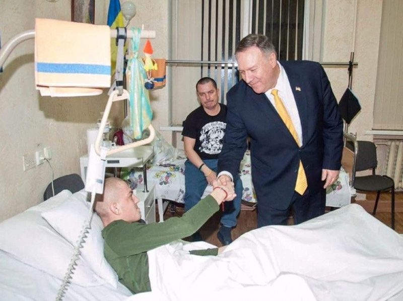 Помпео рассказал о подарке от раненного бойца ВСУ