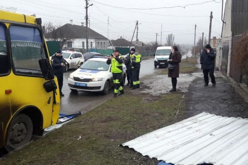 Жахливе ДТП у Маріуполі: автобус влетів у зупинку, багато постраждалих