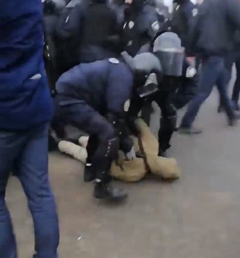 В Новых Санжарах произошли столкновения протестующих с полицией: видео