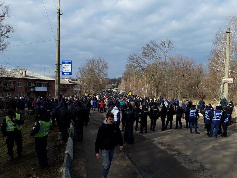 "Вже бачили": Мендель розповіла про "професійних" протестувальників у Нових Санжарах