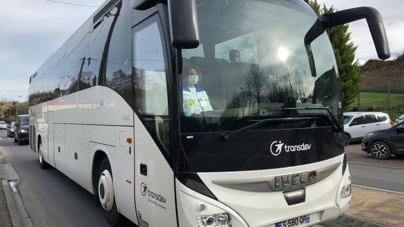 Люди обеспокоены, туристы уезжают: как встретили во Франции эвакуированных из Уханя