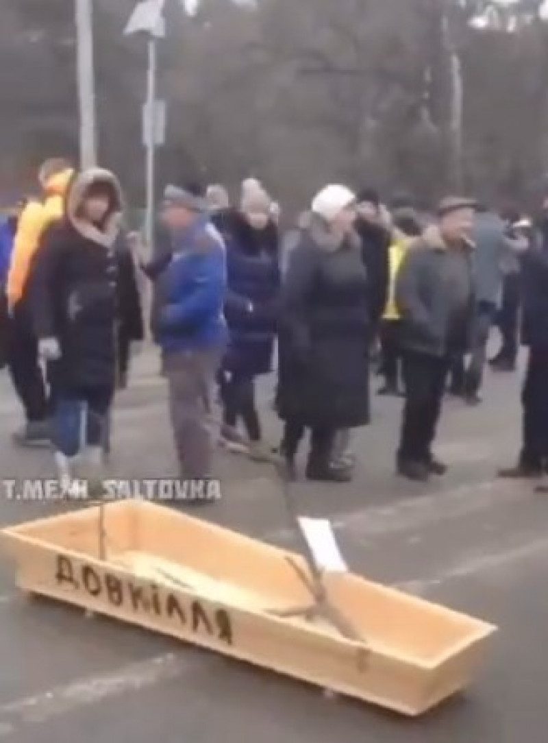 "Тупо пи*дити всіх": на Харківщині люди перекрили трасу - відео