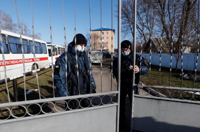 "Взяли в кільце": у МВС заявили про покарання за прорив в медцентр в Нових Санжарах