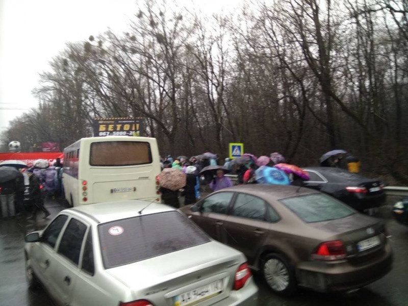 "С водометов их полить": под Киевом люди 50+ перекрыли Одесскую трассу