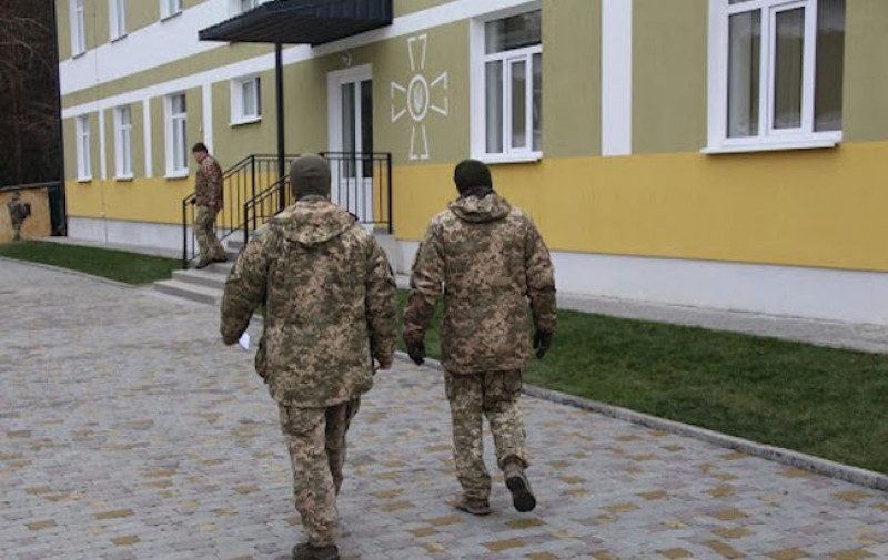 У Міноборони призначили перевірку через дах, що злетів з казарми у Миколаєві