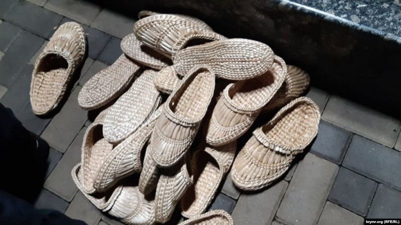 "Геть з Криму": посольство Росії в Києві закидали личаками