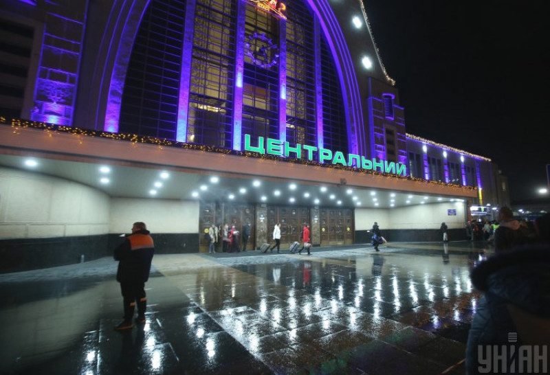 "Нех*р людей грабить": на вокзале случился скандал с карманниками и полицией - видео