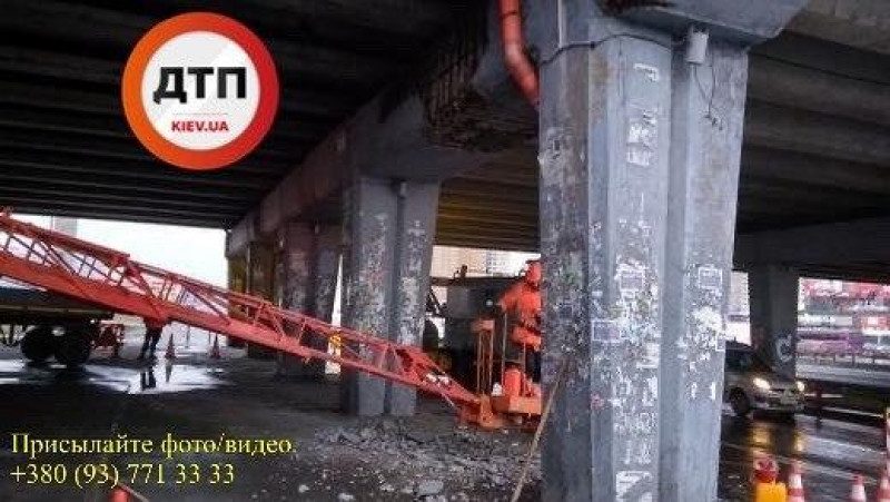 Посипалася опора: у Києві "втомився" ще один міст