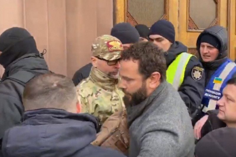 "Толпа порохоботов": фанаты Порошенко накинулись на "слугу народа" у здания ГБР