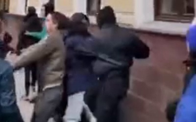 В центре Москвы устроили массовое побоище из-за кроссовок: обнародовано жесткое видео