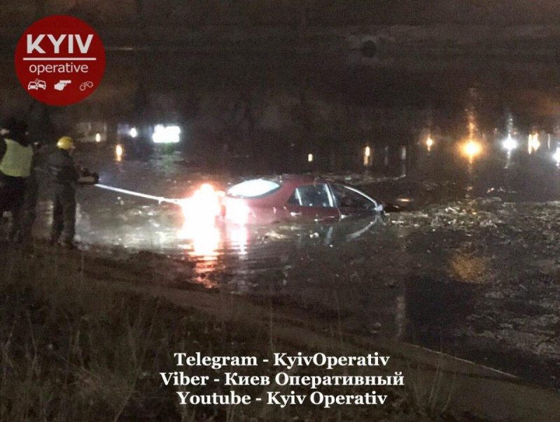 У Києві авто з пасажирами влетіло у Русанівський канал