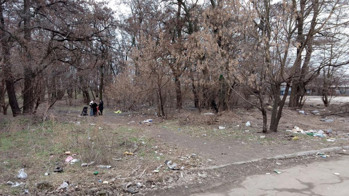 Семья на прогулке в "парке" Семья на прогулке в "парке"