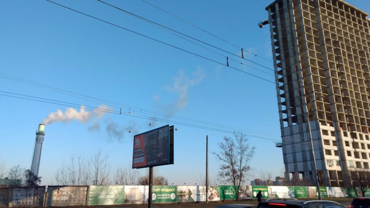 Повезло же кому-то с балконом... Труба тупо дымит прям в дом. Повезло же кому-то с балконом... Труба тупо дымит прям в дом.