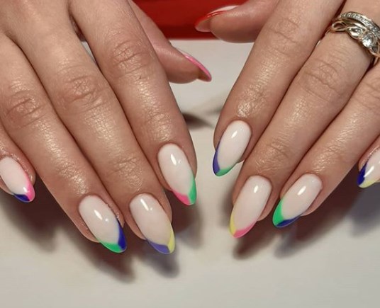 Весняний манікюр 2020 в стилі модерн Весняний манікюр 2020 в стилі модерн