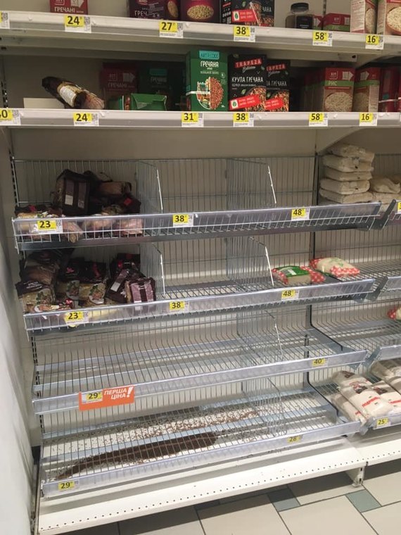 Паника в магазинах и открытые школы: что происходит в первый день карантина в Украине