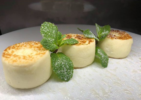 Сырники пышные без муки готовятся на сковороде – Лакомые сырники – рецепт Сырники пышные без муки готовятся на сковороде – Лакомые сырники – рецепт